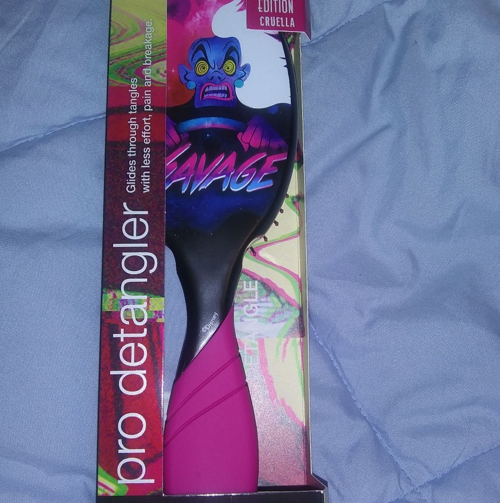 Disney Villains Cruella Pro Detangler Hairbrush